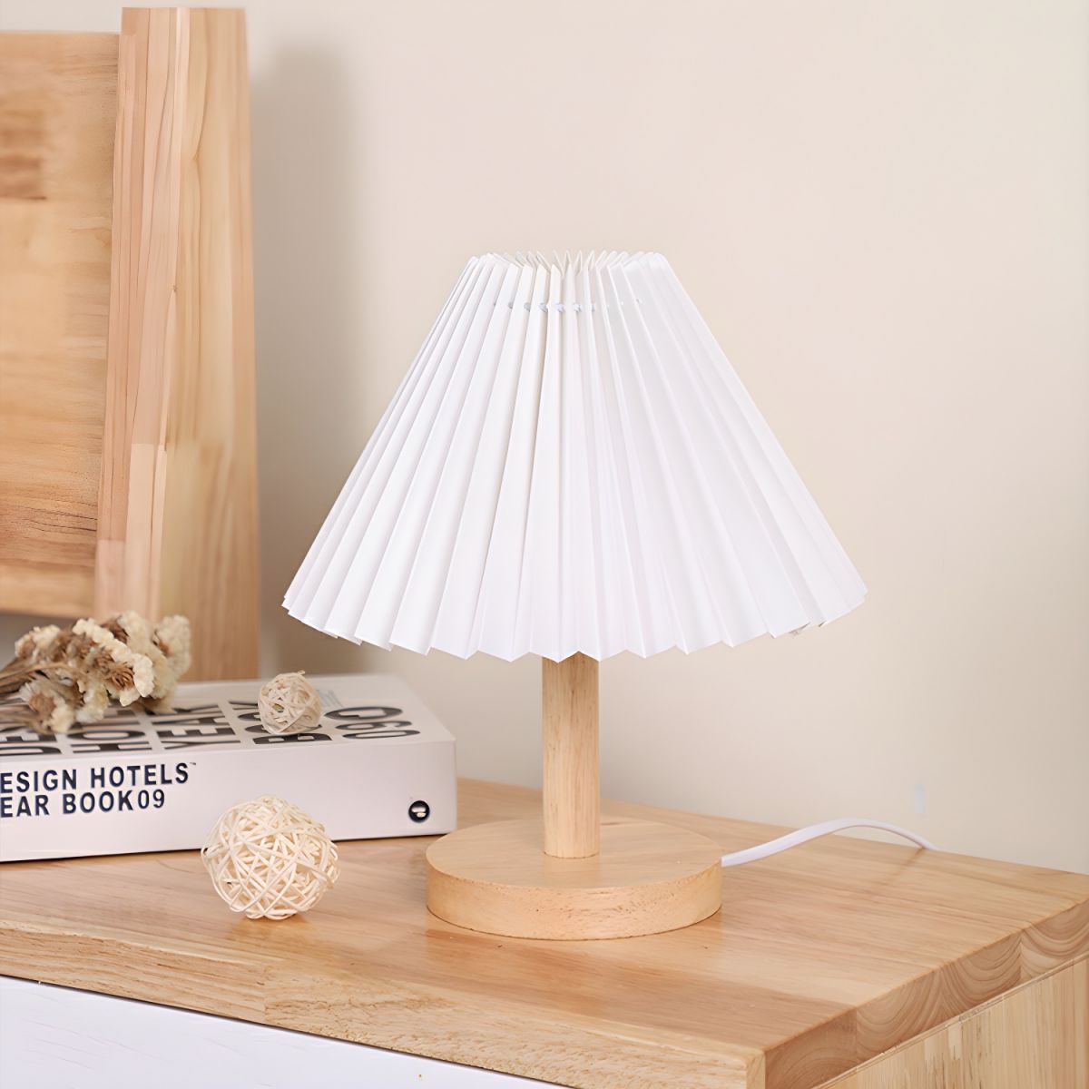 Lunara | Moderne houten tafellamp – Nachtlampje met geplooide kap voor naast het bed