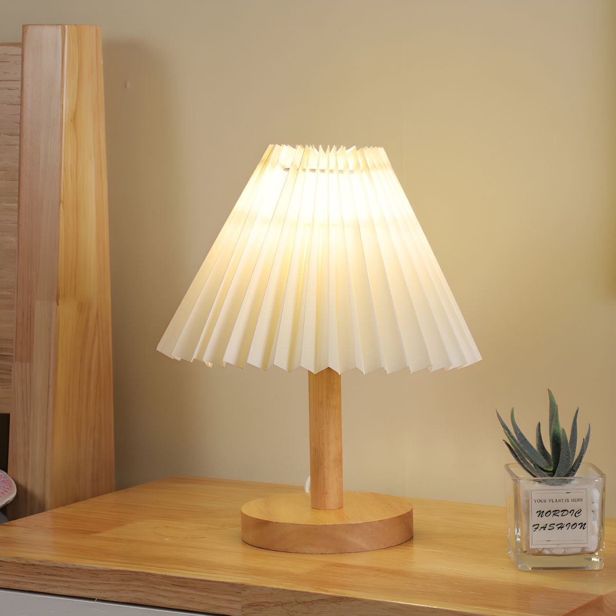 Lunara | Moderne houten tafellamp – Nachtlampje met geplooide kap voor naast het bed